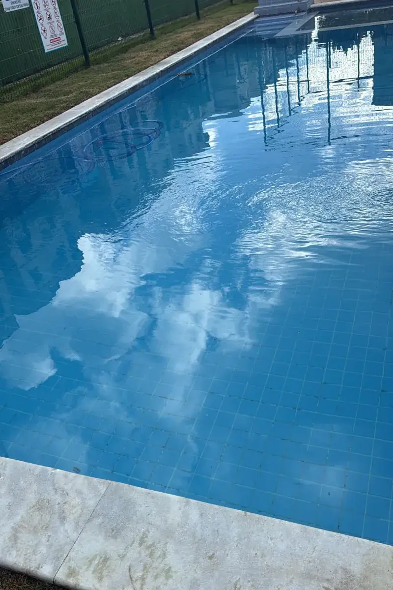 Técnico da RB Piscinas em atendimento