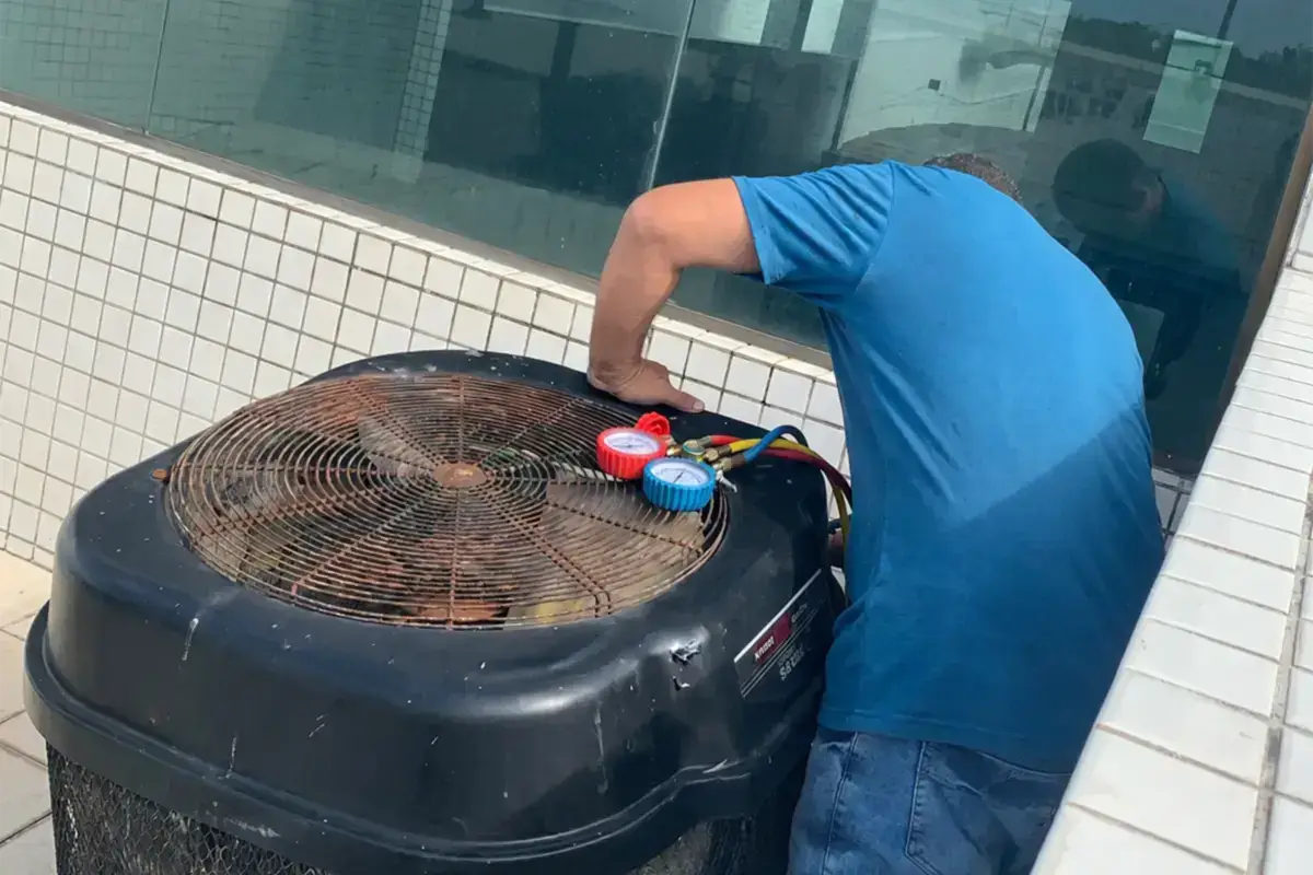 Técnico realizando conserto de trocador de calor de piscina