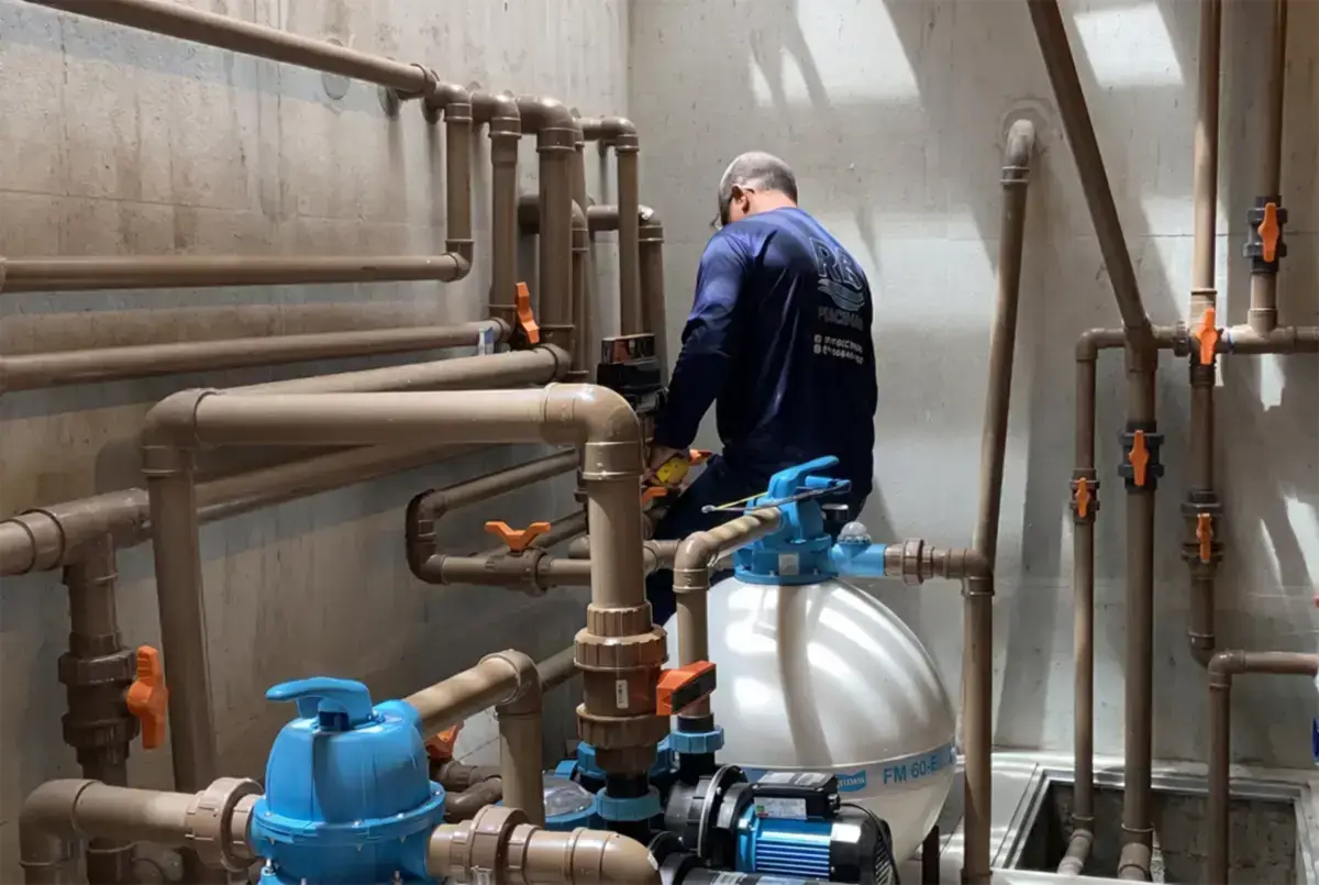 Técnico realizando assistência técnica em aquecedor de piscina