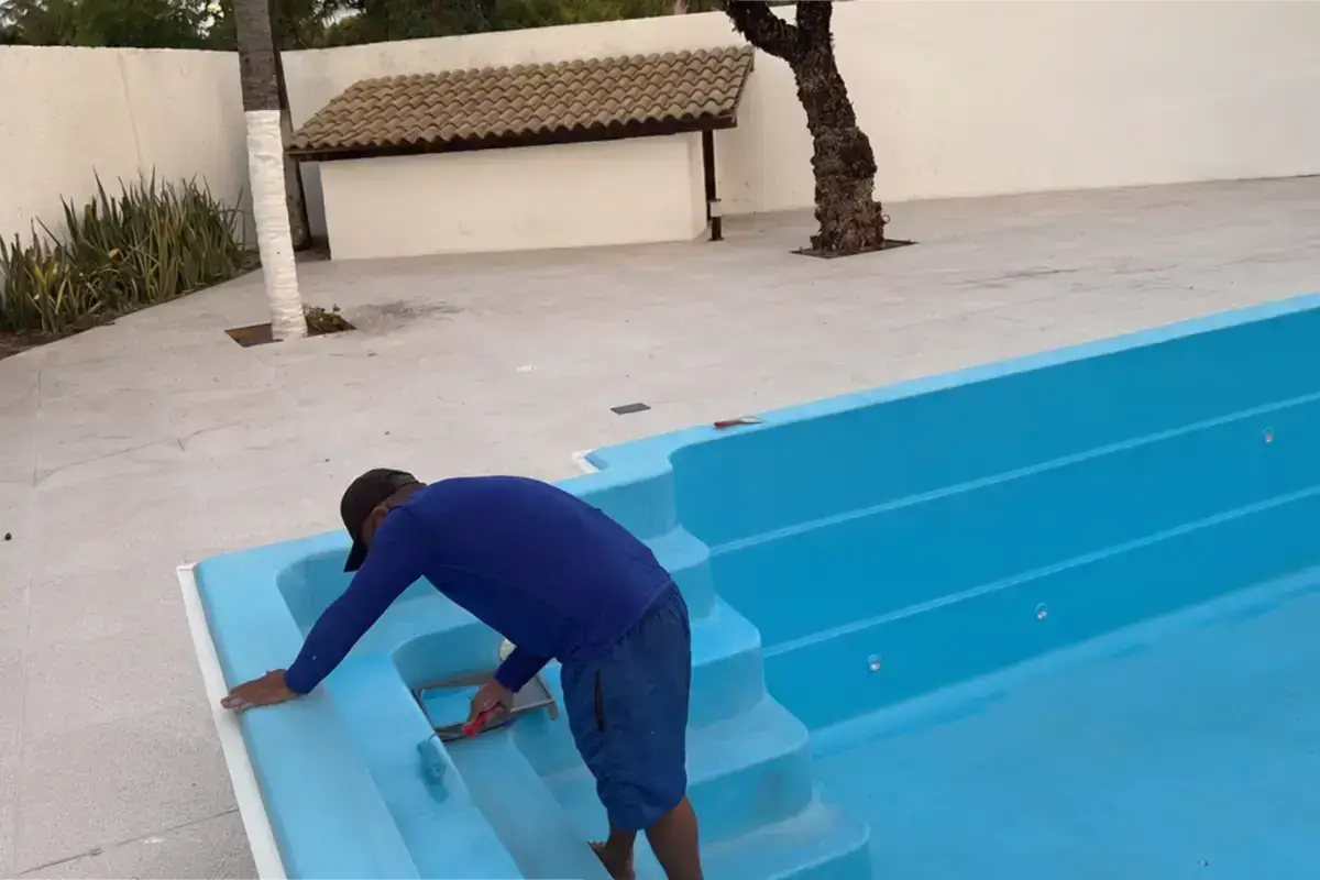Revitalização de piscina de fibra com retirada de vinil e aplicação de fibra